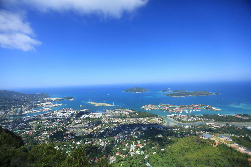 多次要求我国建立军事基地却被拒，与我国互免签，规定不宰游客