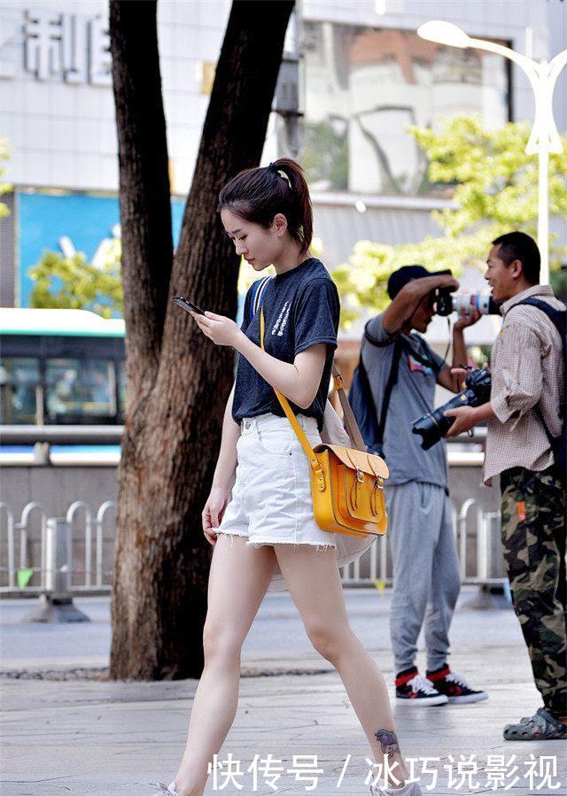 街拍:炎炎夏日,我最喜欢图2美女的穿搭,性感而不妖艳!