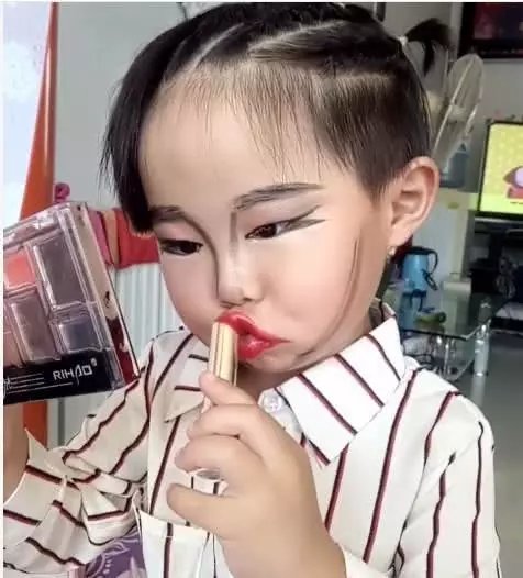 3岁女孩独自化妆,化妆完成后,众人感到不可思议