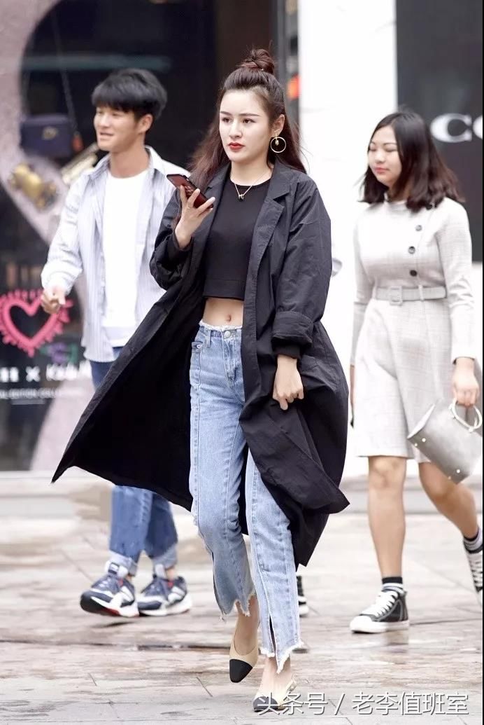 街拍:令人一见犹怜的心动相貌娇美夺目肤色白腻的性感美女