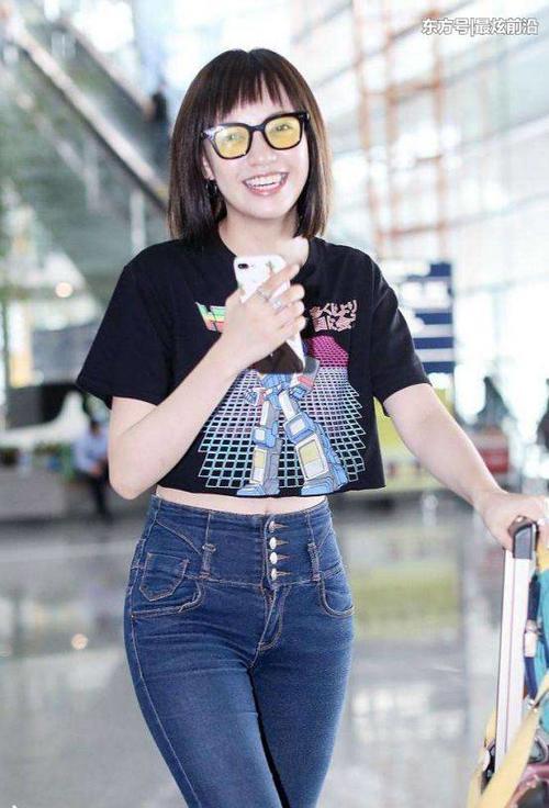 焦恩俊23岁女儿穿露脐装，好身材很出众，看到她的刘海我沉默了