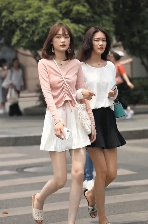  美女@美女太“年轻”了,和女神穿闺蜜装,腿像10年没洗一样,佩服！