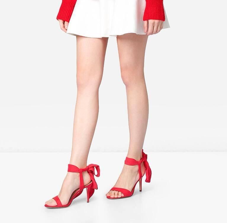 穿上迷人高跟凉鞋，从脚趾开始玩性感