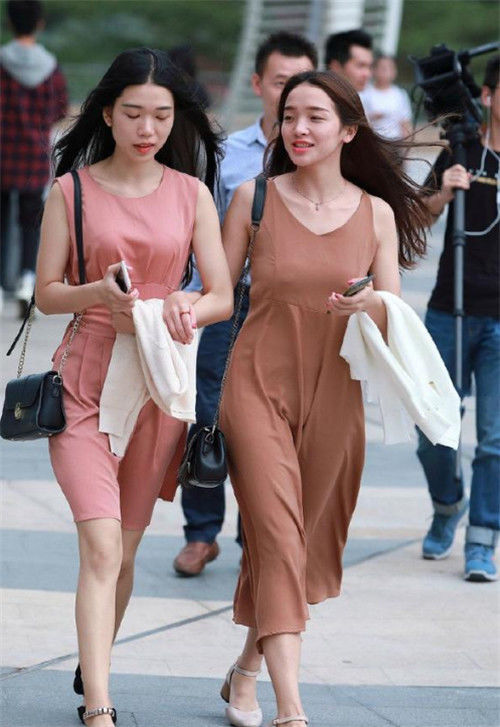 「妩媚」街拍:黑灰配的美女,脚踩红色高跟鞋,妩媚又时尚