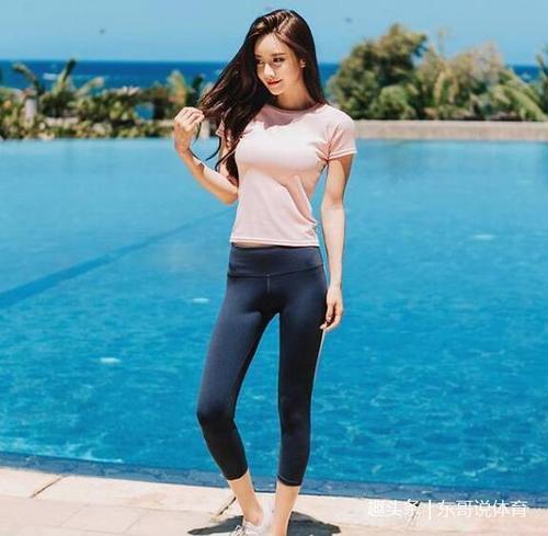 完美紧身打底裤美女，凹凸有致好身材，魅力十足很吸睛