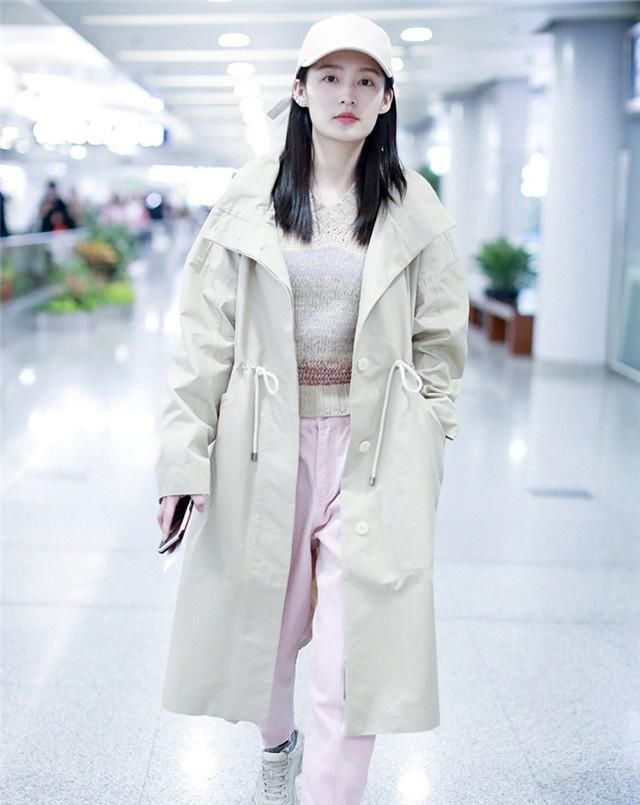  『大方』春季穿风衣不要配小脚裤,如今流行这么穿,时髦大方还高级