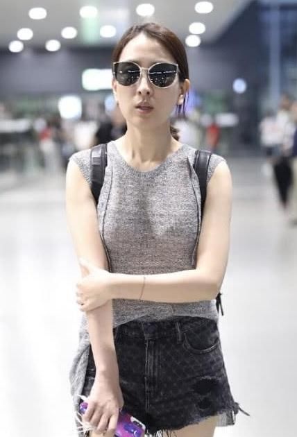 马苏厉害了 短裤穿成这样就出门 网友: 一眼望去全是腿