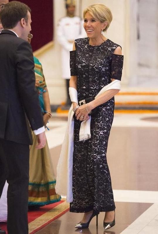 法国第一夫人告别“鸡窝头”，新发型年轻精致，出场惊艳马克龙!