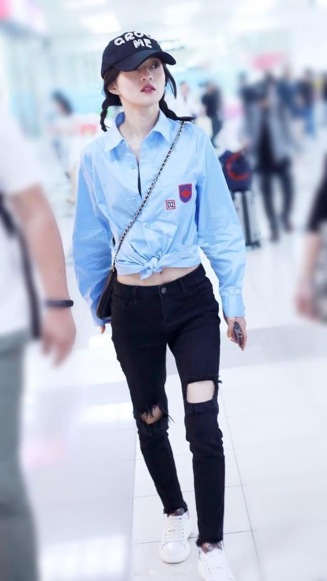 张韶涵瘦出新高度，紧身衣穿成休闲装，这腰细的裤子都快挂不住了