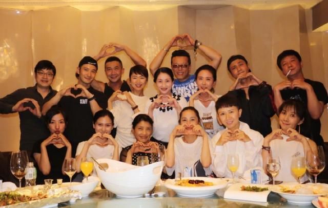 黄晓明无责却还要向母亲道歉?这则声明让我们看到明星也是普通人