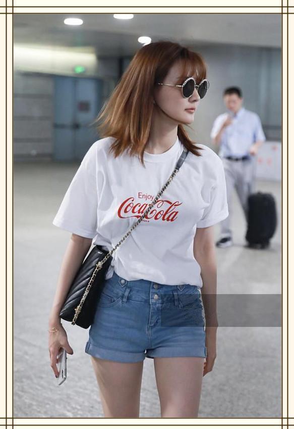 鞠婧祎24岁，徐璐也24岁，同穿T恤衫，身材差距竟如此尴尬