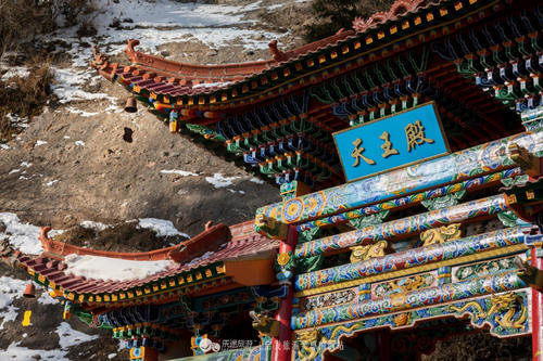 一座佛道共存的寺庙，几位饱经沧桑的信徒