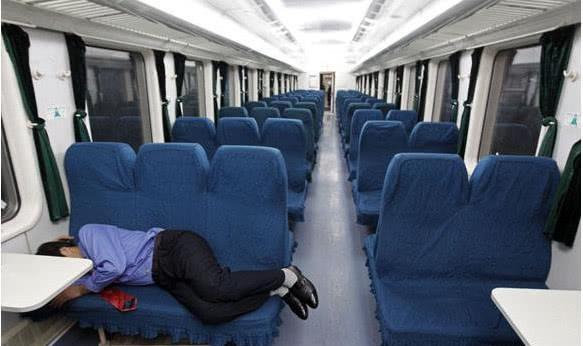 女乘客买2排硬座，让孩子休息，无座乘客应该让给我们