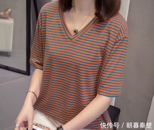  气质@女人不要再穿裙子了，建议穿这宽松大码T恤，搭牛仔裤很显年轻