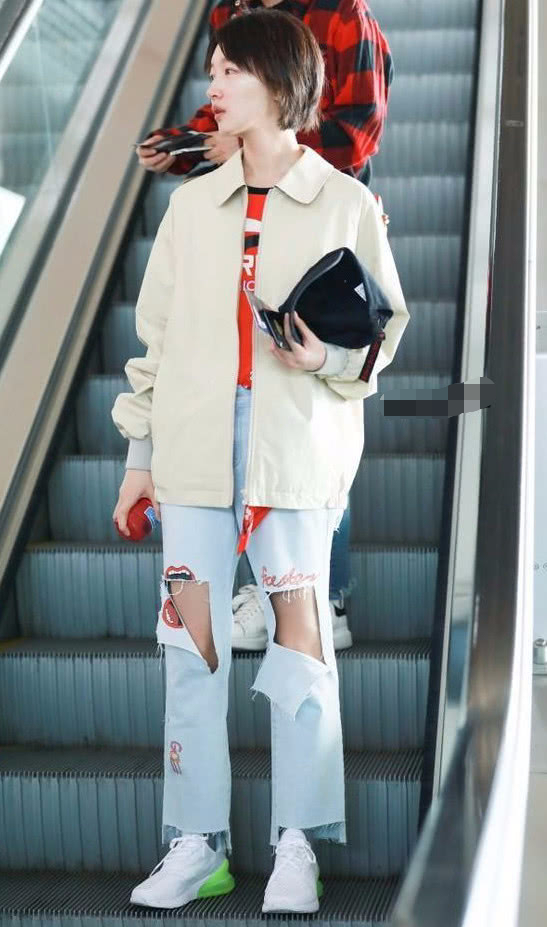 周冬雨的鞋子简直绝了！鞋跟里面竟然灌了好多水？不怕踩爆它？