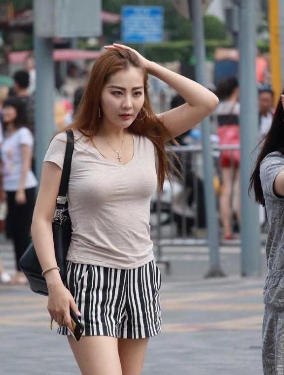 清凉穿搭的女生, 一边逛街一边秀身材, 尽显夏日休闲风情