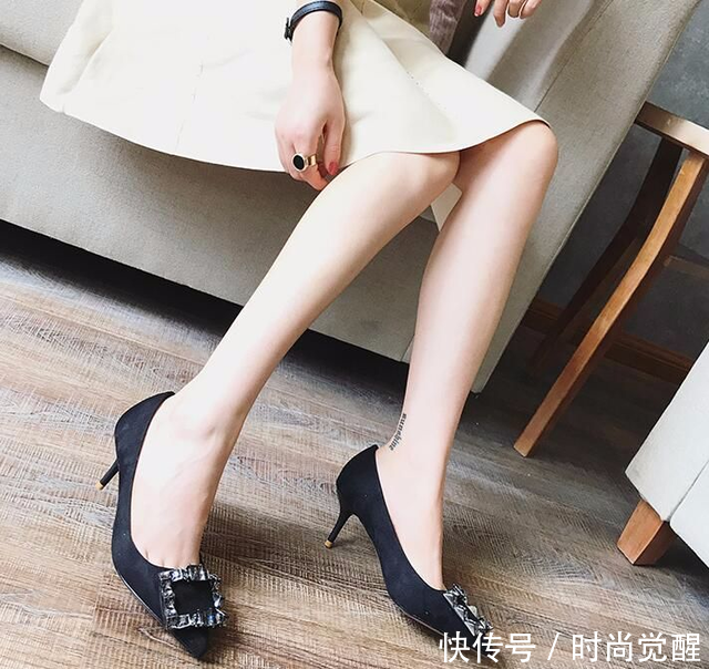 高跟鞋配上薄丝袜，把控女神气质，彰显了你的不俗品位！