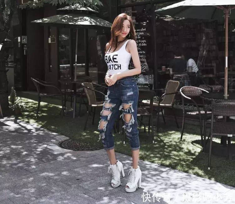 街拍 : 简约气质的牛仔裤美女，具有摩登质感，特别吸引人！