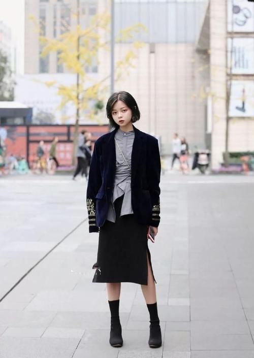  『女人』路人街拍，小姐姐搭配一件时尚的线衣，很好的秀出了小女人的温柔