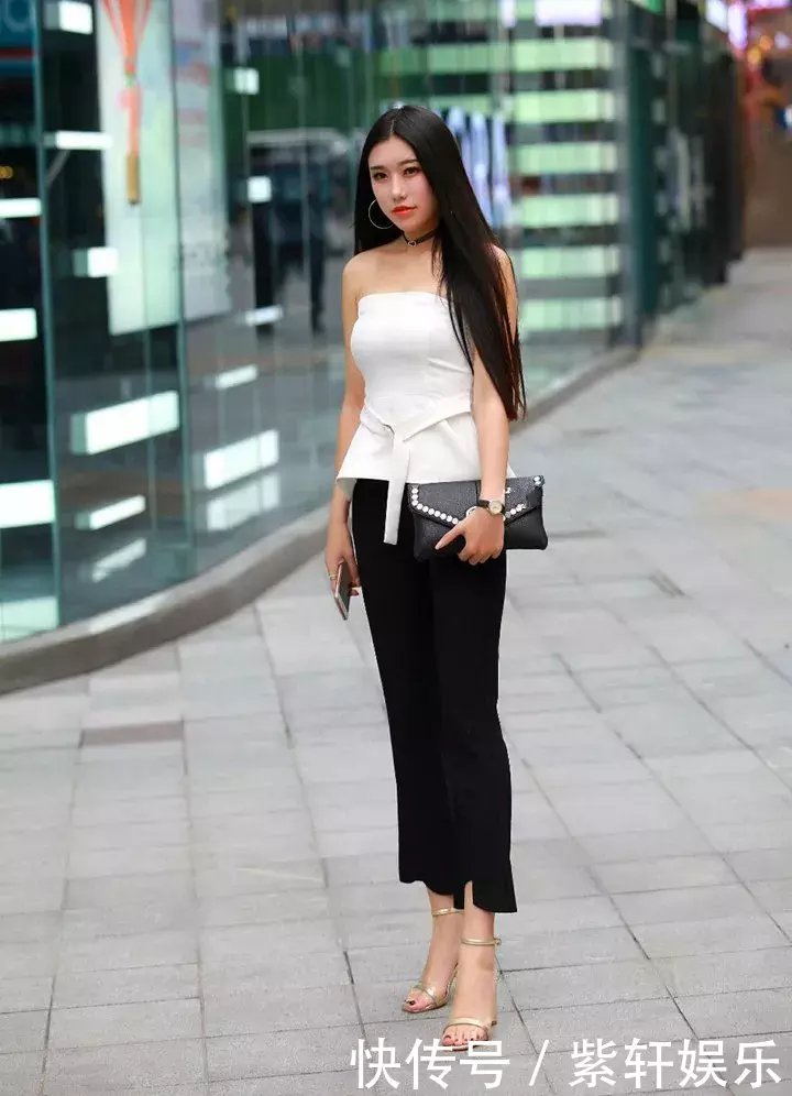 街拍：高挑的美女身材真好，清爽穿搭有种时尚娇艳的美