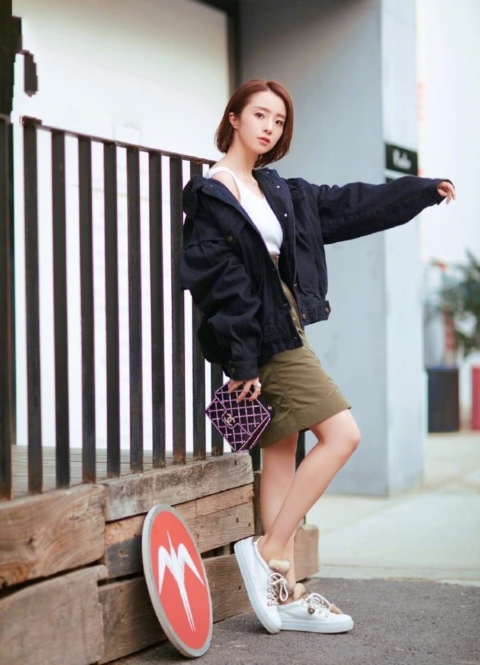 胡冰卿穿牛仔裤去机场，大秀小蛮腰，网友：女神就该这样穿！