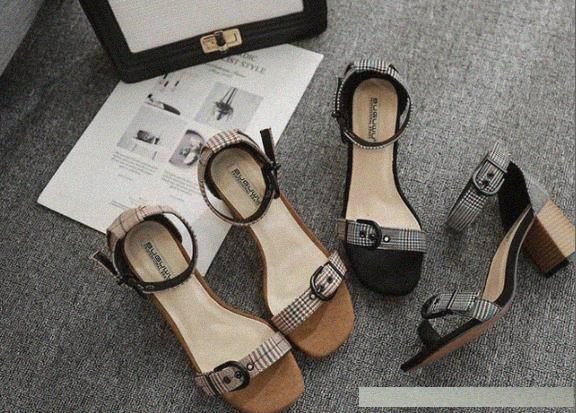 三伏天，穿上一字扣高跟凉鞋，新颖洋气，让你散发出优雅的气质