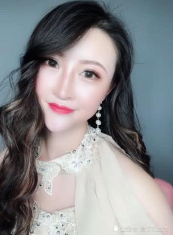 25岁小姐姐化妆去相亲，回家后撕掉假脸卸下美瞳假睫毛，变身45岁