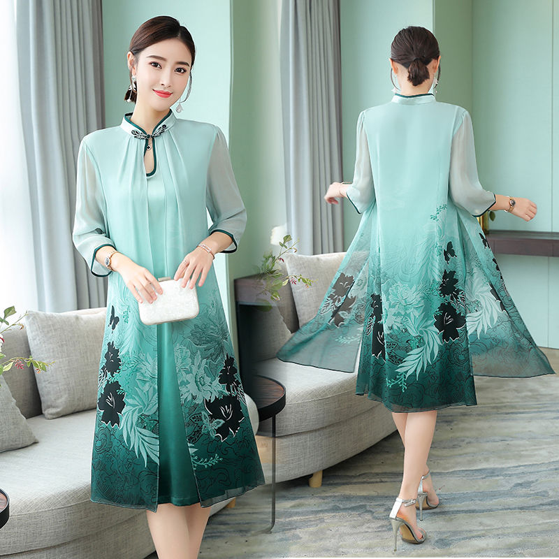 现在女人超敢穿，如此性感的旗袍直接就这样穿出门，美得出奇