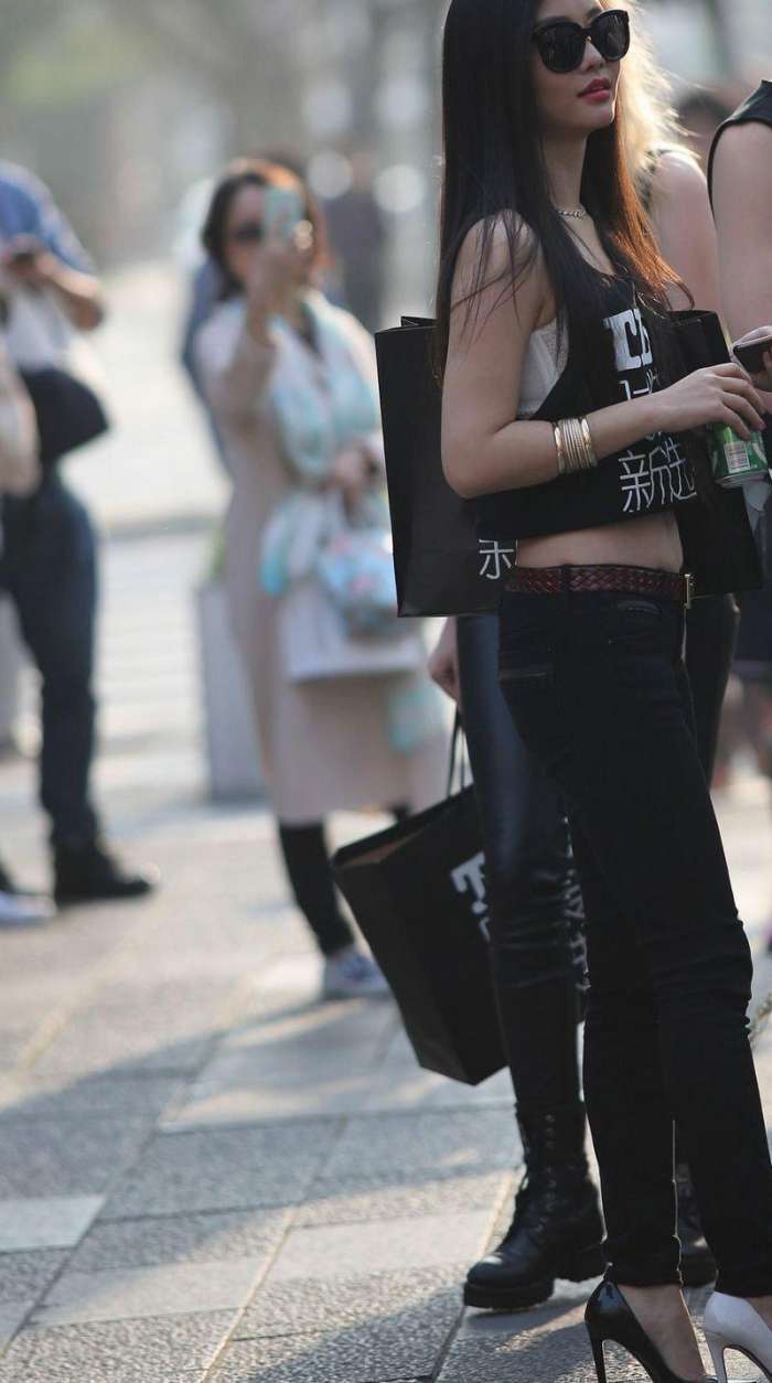 街拍: 黑色牛仔紧身裤高挑美女, 把优雅、知性玩到极致