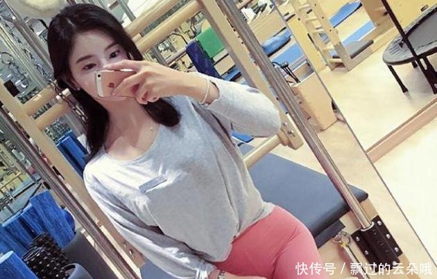 秋季粉色打底裤的打扮，让女人腰部看起来更纤细唯美，不自信都难