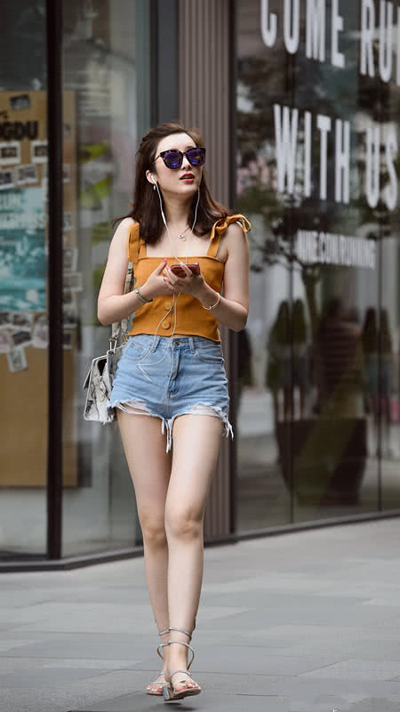 街拍:身材苗条有型的小姐姐,搭配上秀出个性秀出自我!