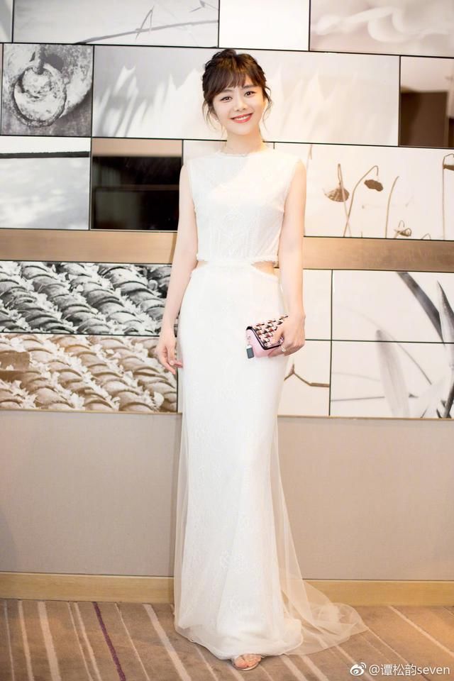 谭松韵短裙配筒靴，网友爆料穿一天脚不得捂出脚气来