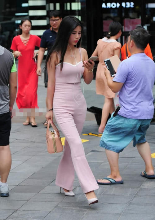 气质玉女粉色紧身连体衣身材妩媚多娇，紧实的双腿弧线最亮眼