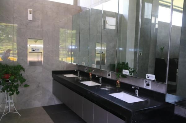  类公厕|郑州街头已有1000座公厕配厕纸，350座公厕24小时开放