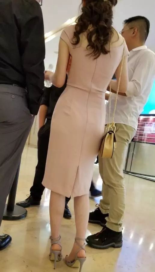 街拍：一身粉红裙的高贵气质熟女！