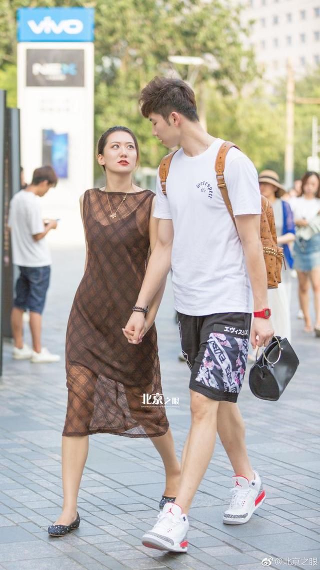 街拍:神似刘亦菲的小姐姐，黑色套装高冷惊艳，冷美人风格没错了