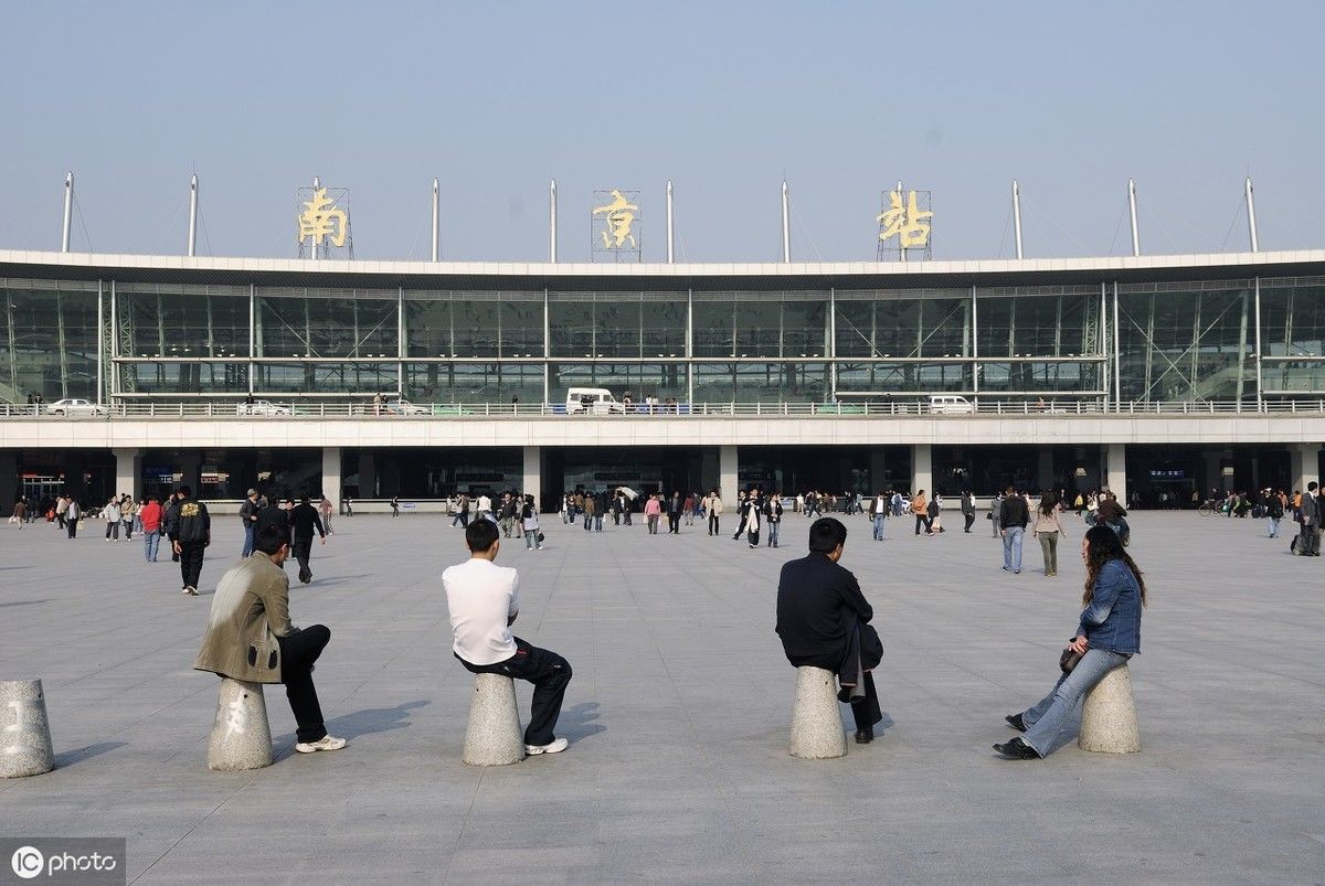 我国最便捷的火车站，门口就是景区，坐车旅游两不误，网友:真棒