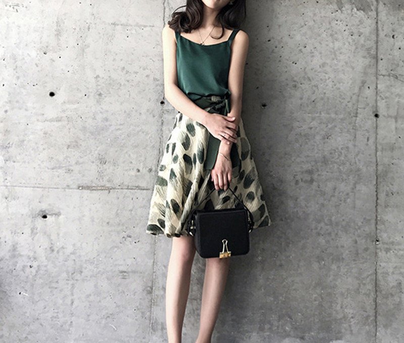 难怪小个子老婆把高跟鞋都扔了!晚晚风装+平鞋,上身既显腿长