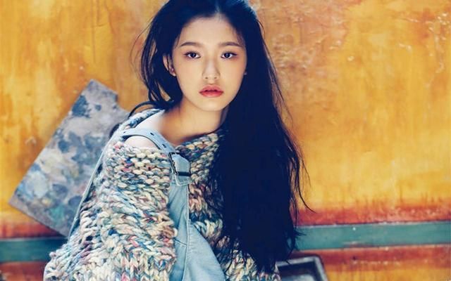 林允行李中疑似成人用品被扒，小号发文否认，网友:逃不过我法眼