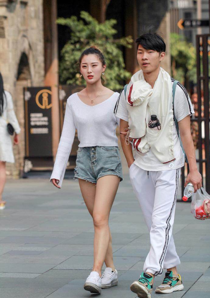 广东街拍: 傲人身姿动人心弦, 图二小姐姐是男人的最爱