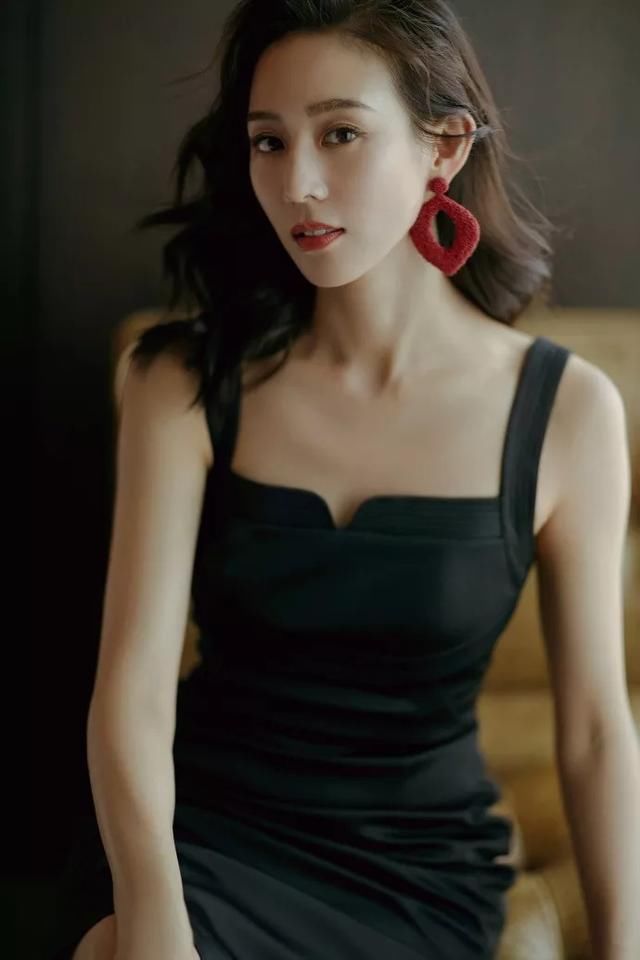 36岁的她是娱乐圈的一股清流 高颜值+高学历却很低调 这般岁月静