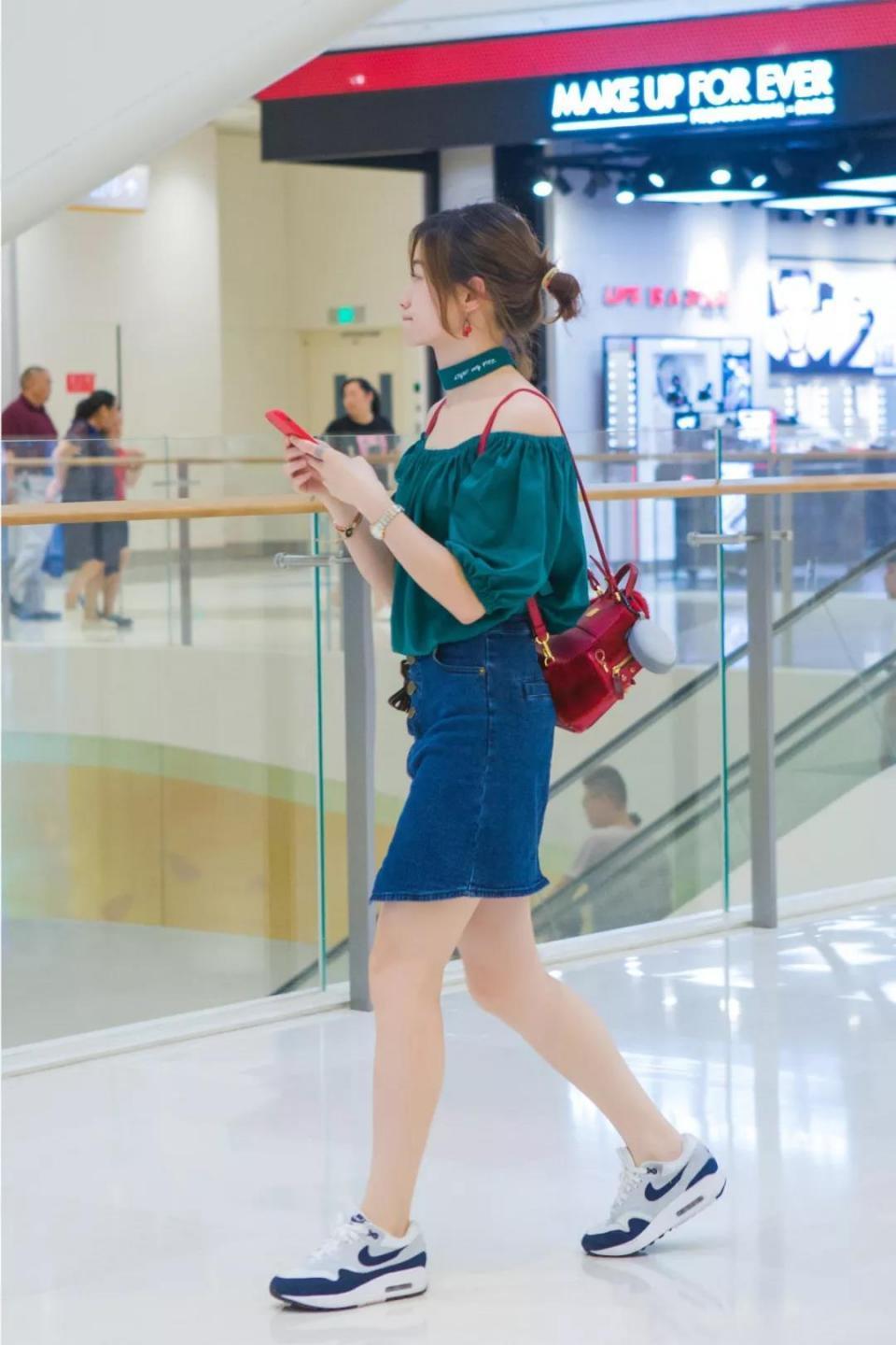 街拍美图 美女穿蕾丝吊带连衣裙 浓浓的女人味，甜美带着点小性感