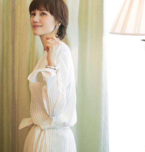 41岁袁泉弄了“狮子头”发型成少女,难怪被说是洋娃娃