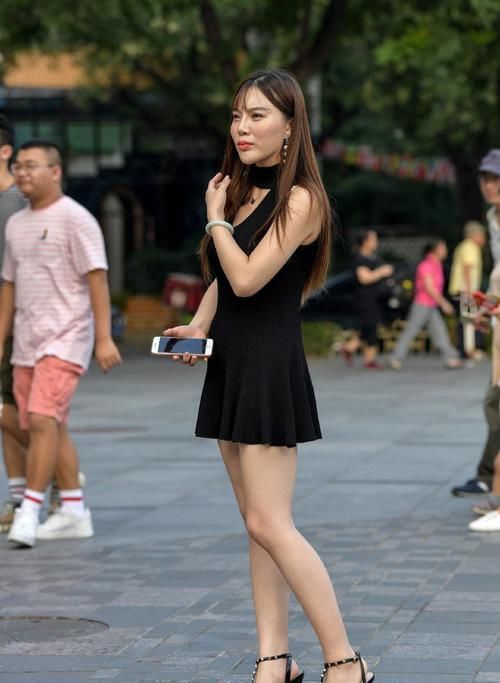 美女|美女的小黑裙火了,捋头发的那一刻,我们看到个啥