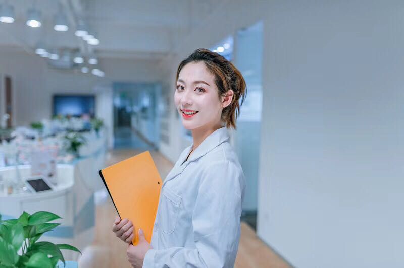 爱上柳岩老师,始于专业,忠于人品