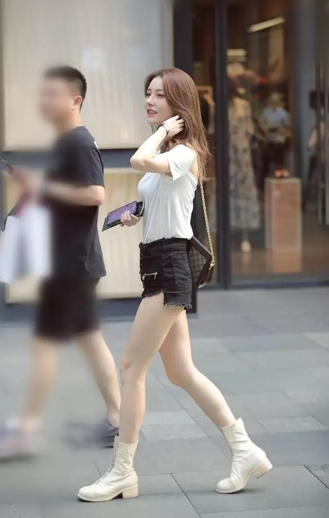 路人街拍，小姐姐穿着非常简单，但是显得很高调，腿长挡不住！