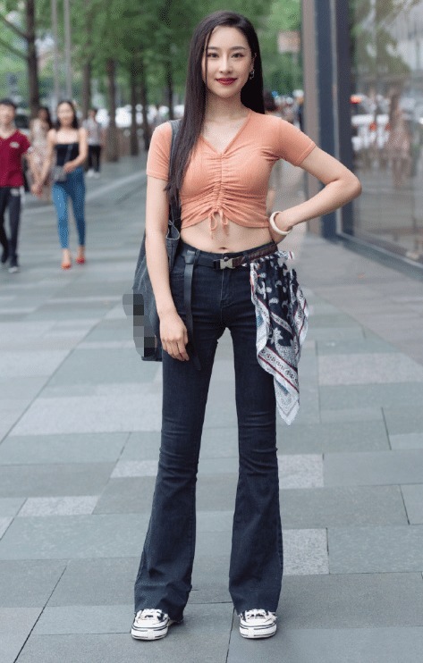  迷人|街拍：小姐姐的复古文艺穿搭, 自信又美丽的笑容很是迷人!