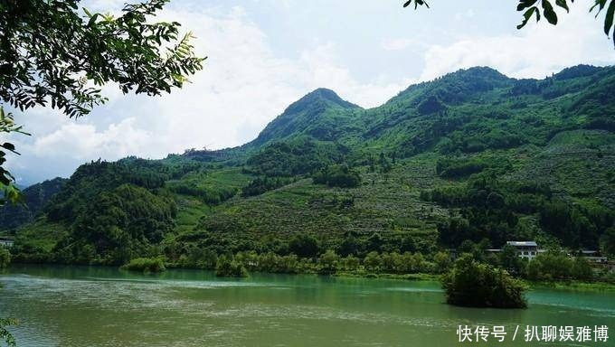 「城堡」四川保留最完整的古堡景区,历史上曾是军事要塞,距成都65公里