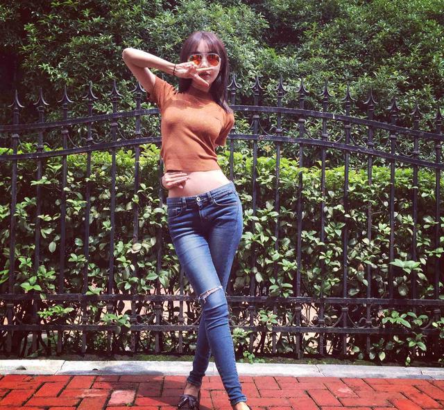 演员李菲儿，衣着显得身材超级性感，网友直呼超级吸睛！