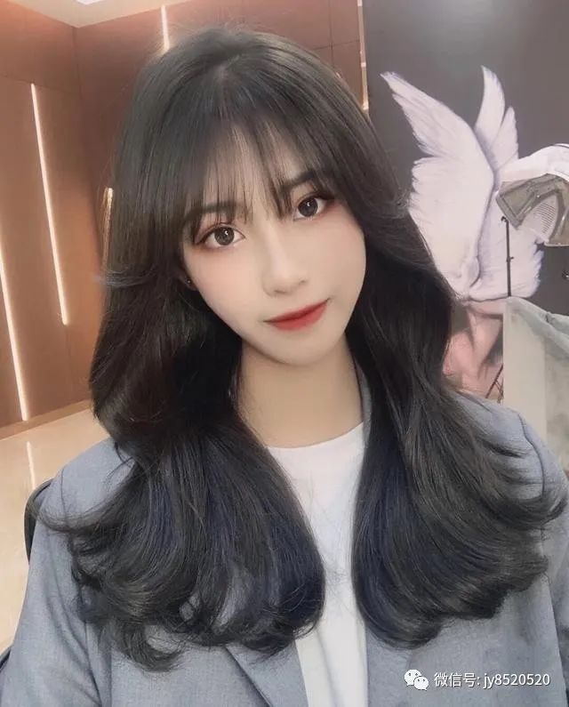  女人@最近很火“春天烫”，显瘦又女人味十足！